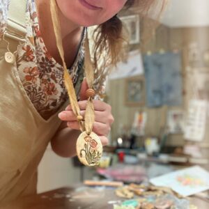 Kézműves festett PIPACS nyaklánc lenvászonnal fagolyókkal | 1 db