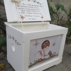 Festett névreszóló játéktároló láda - Cicát etető kislány